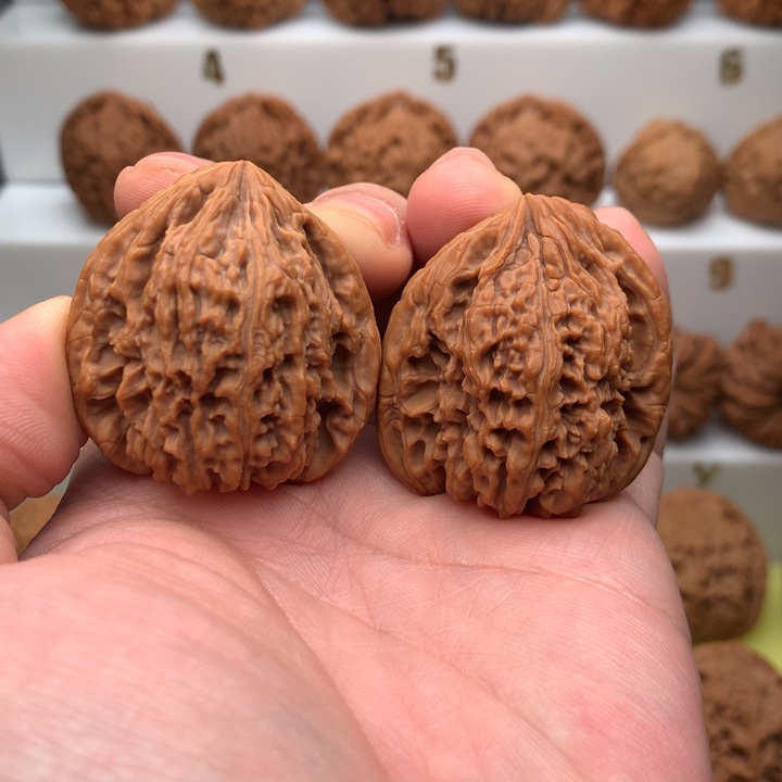 囧***男把件文玩核桃37凹底南疆