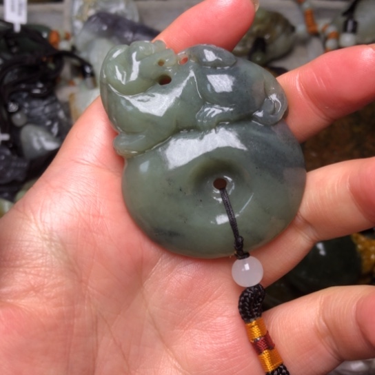 和田玉未镶嵌把件