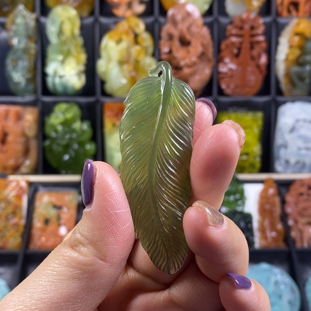 蛇纹石玉颈饰合金