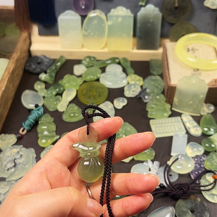 煎***鱼蛇纹石玉合金颈饰