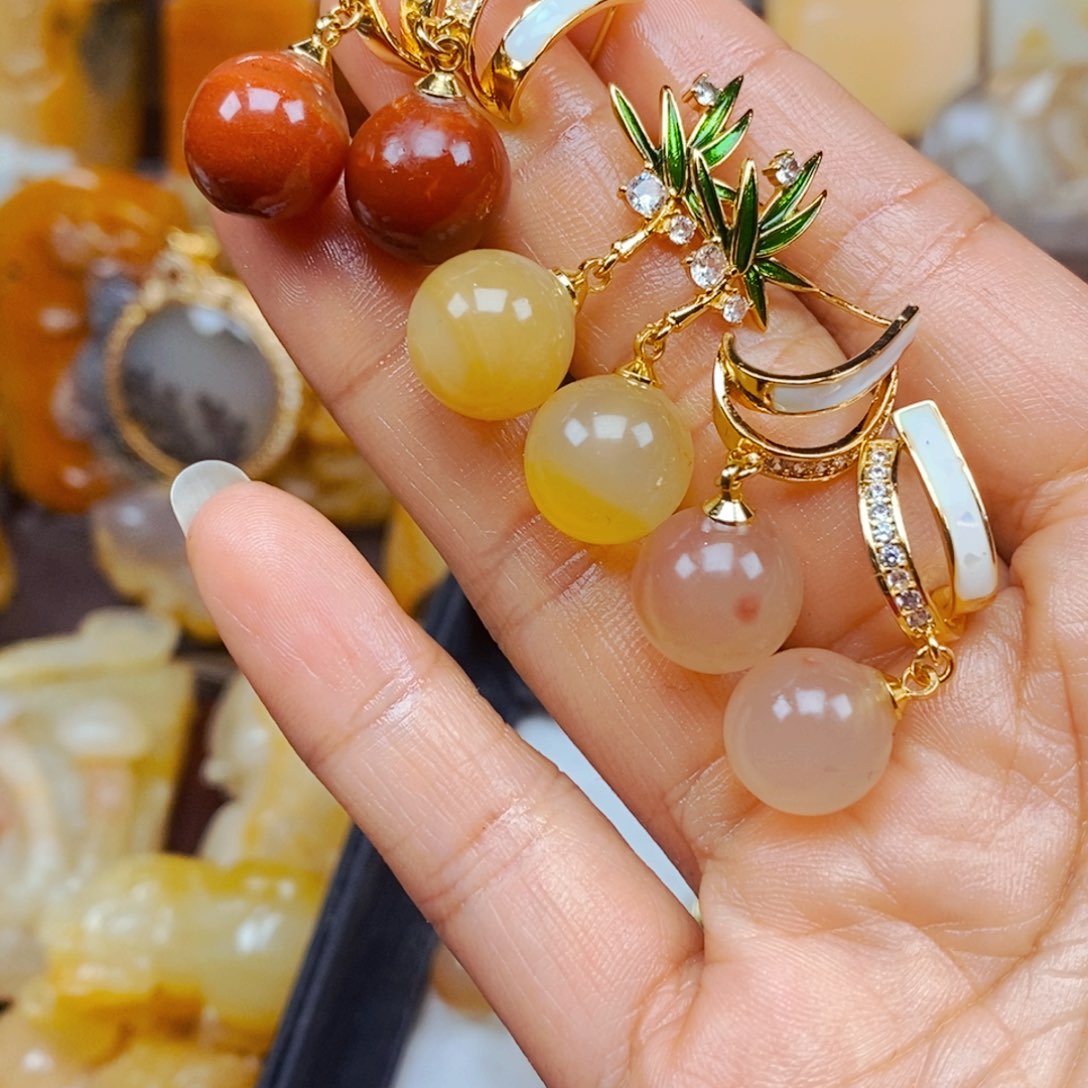 石英质玉（黄龙玉）颈饰未镶嵌