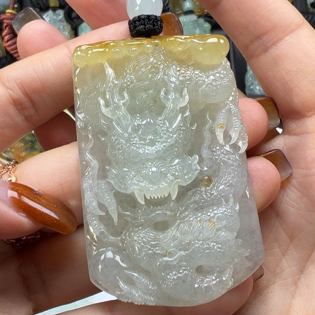 翡翠未镶嵌颈饰龙