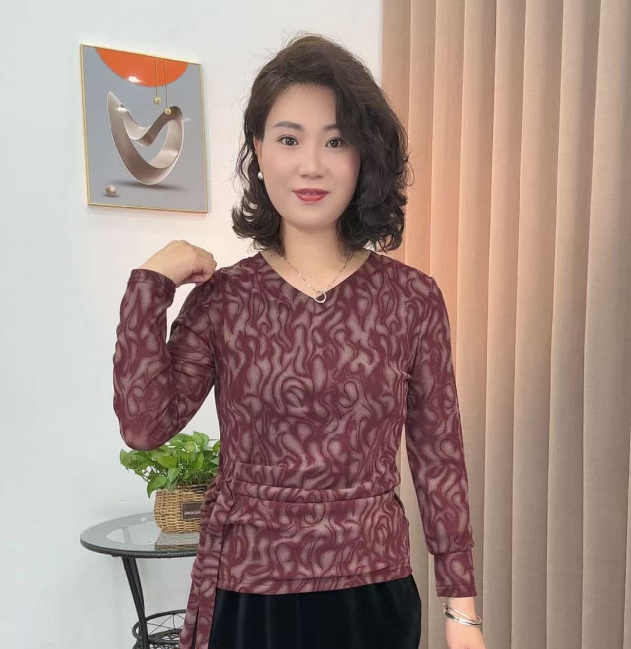 早秋新款时尚V领系带设计感妈妈装小衫洋气纹感I显瘦百搭长袖上衣