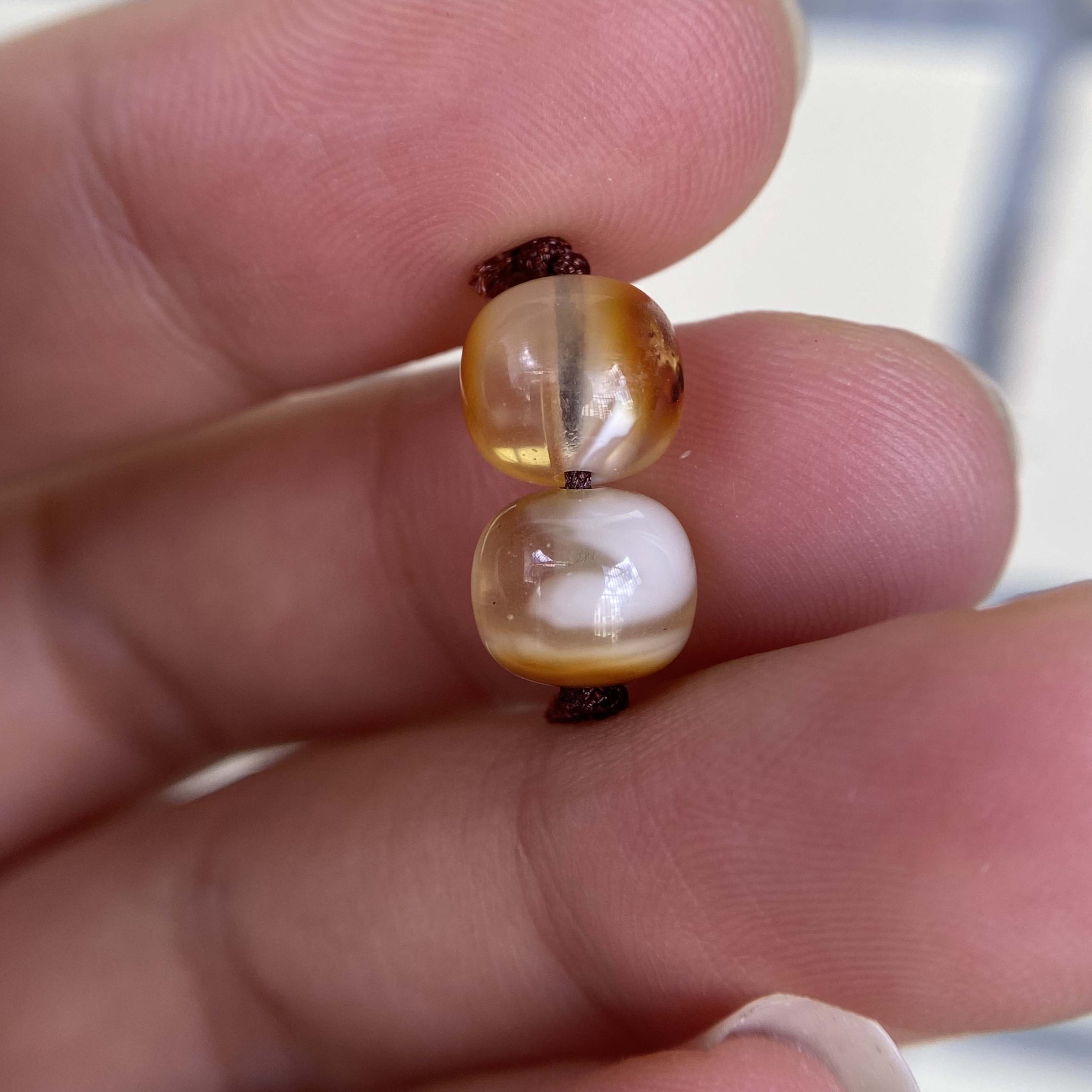 蜜蜡金白沁色老型对珠8.1×7.0mm，内部有点小花粉尘，清货不退，