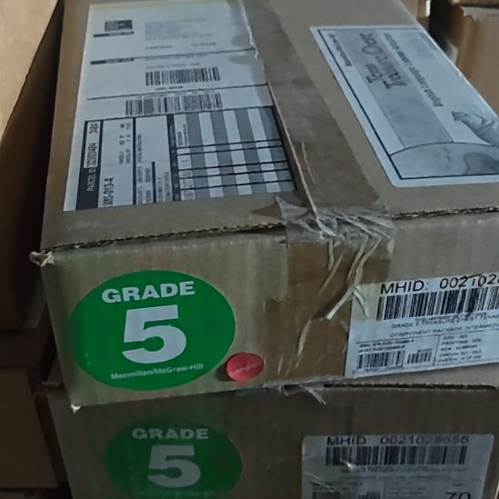 格瑞德五。带箱子发抖。