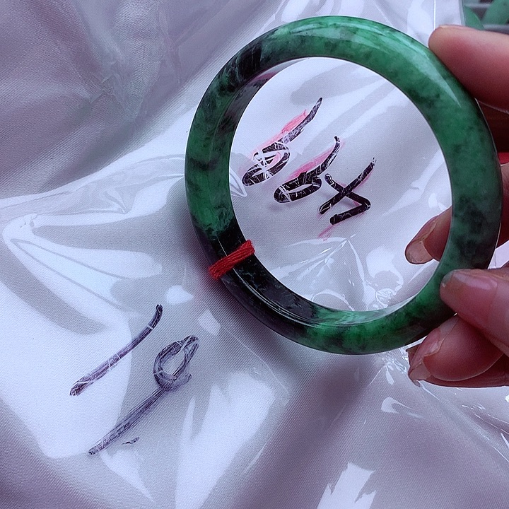 翡翠手镯未镶嵌翡翠