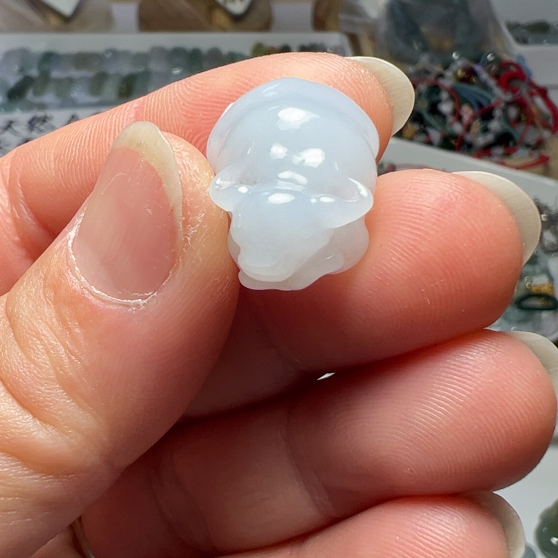 喜***居翡翠未镶嵌颈饰两头孔牛一个280块