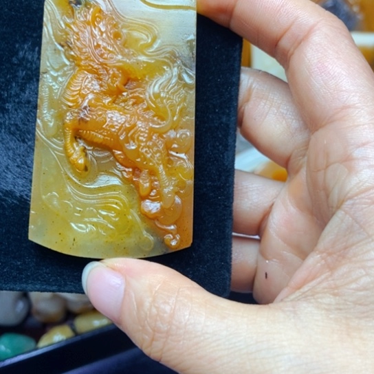 石英质玉（黄龙玉）未镶嵌颈饰