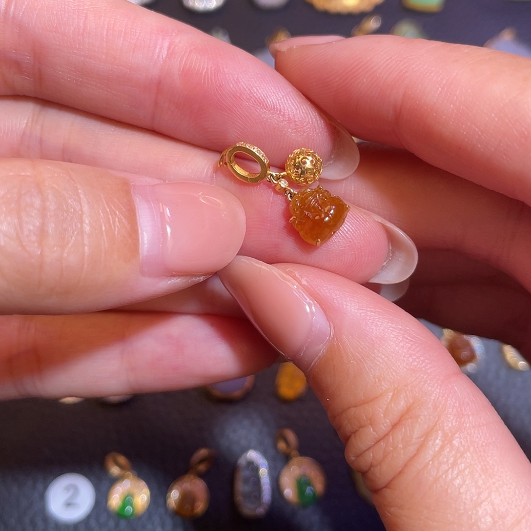 翡翠18K金镶嵌颈饰