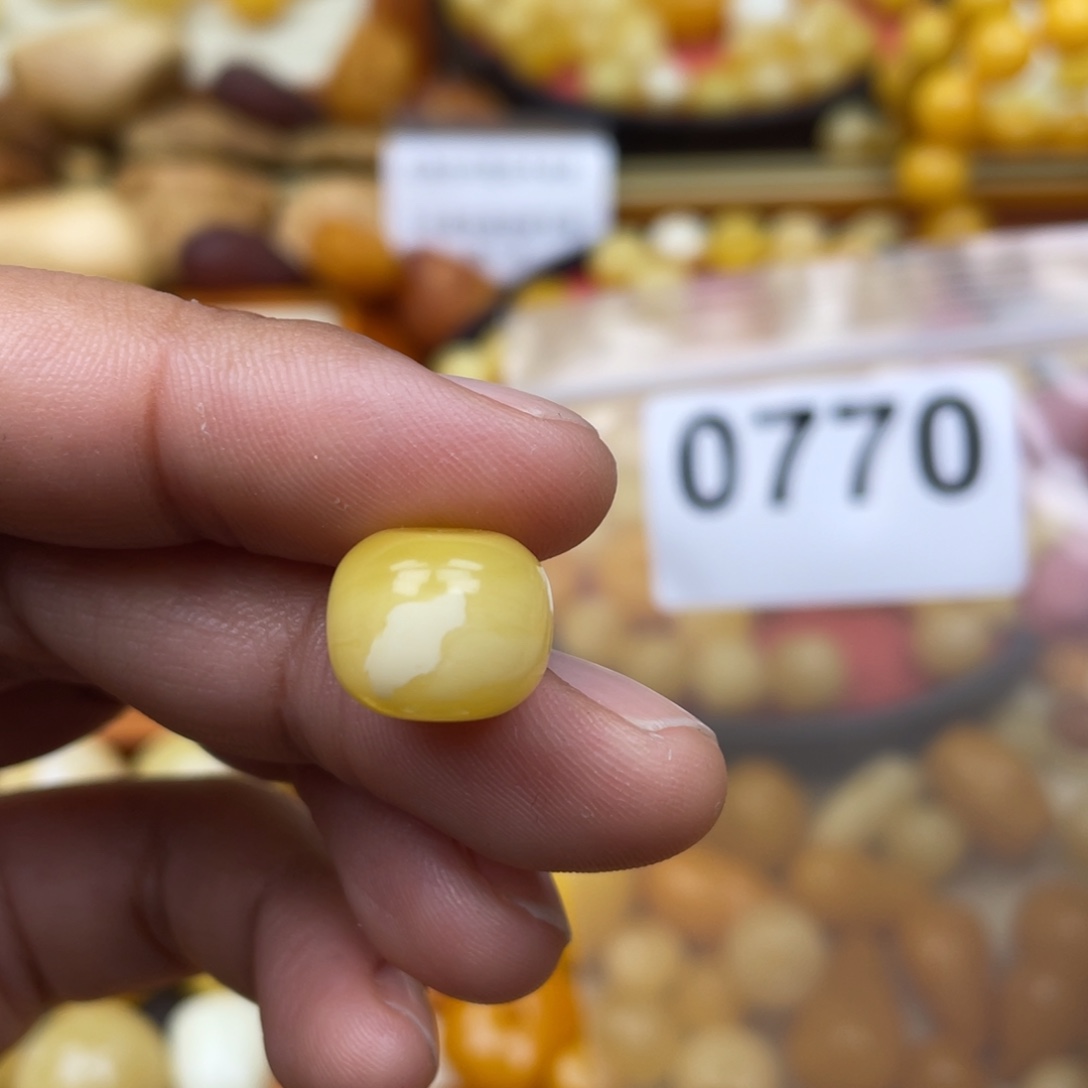 琥珀珠宝奇石未镶嵌成*