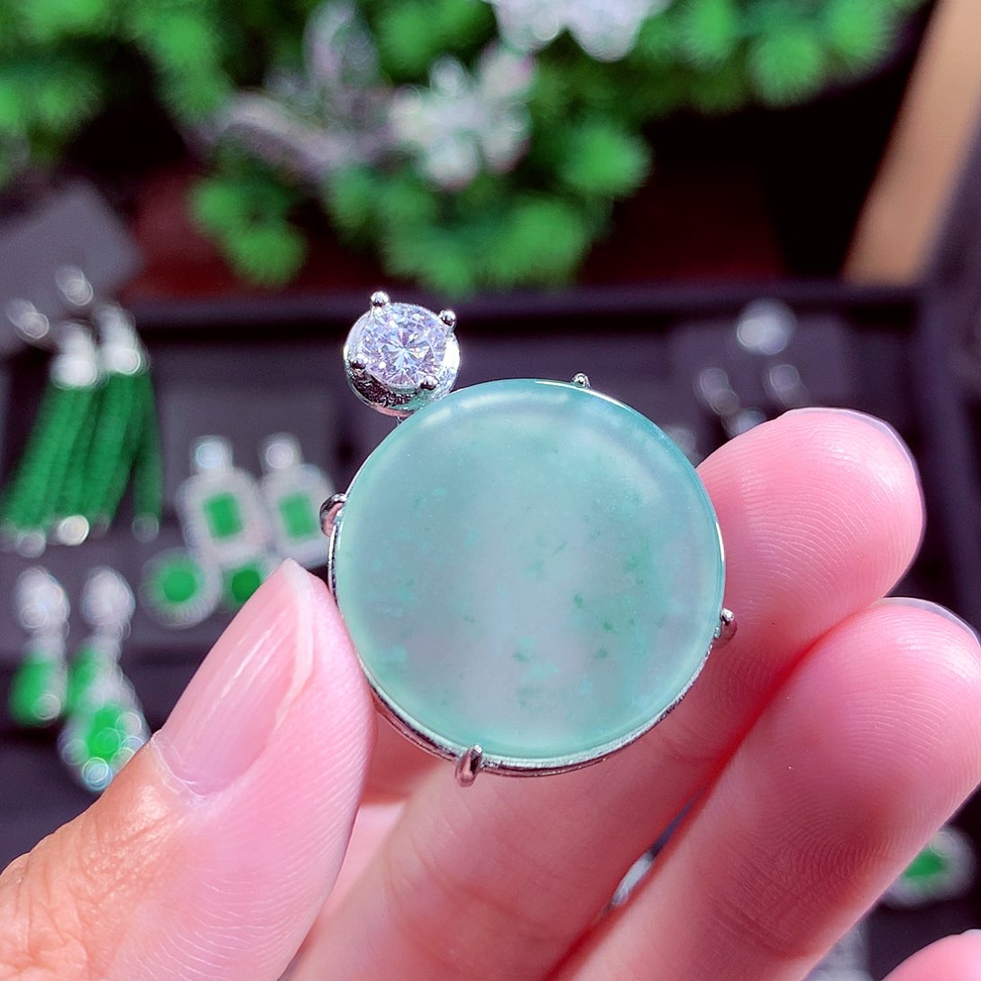 颈饰未镶嵌翡翠天然