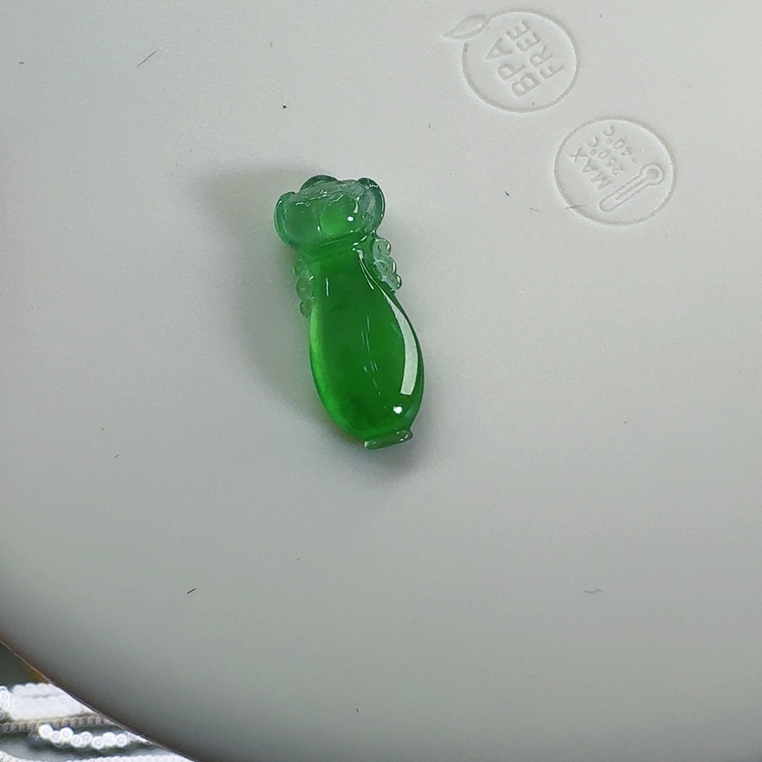 翡翠颈饰未镶嵌瓶子