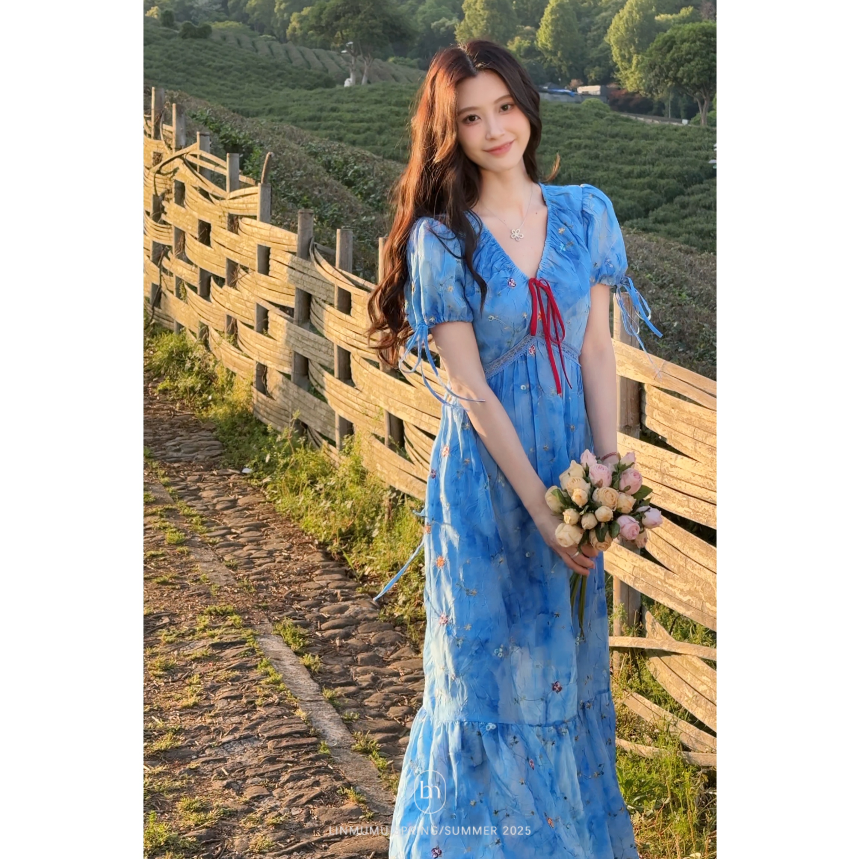 Lin/林木木 多色刺绣压褶扎染V领设计感显瘦蓝色连衣裙