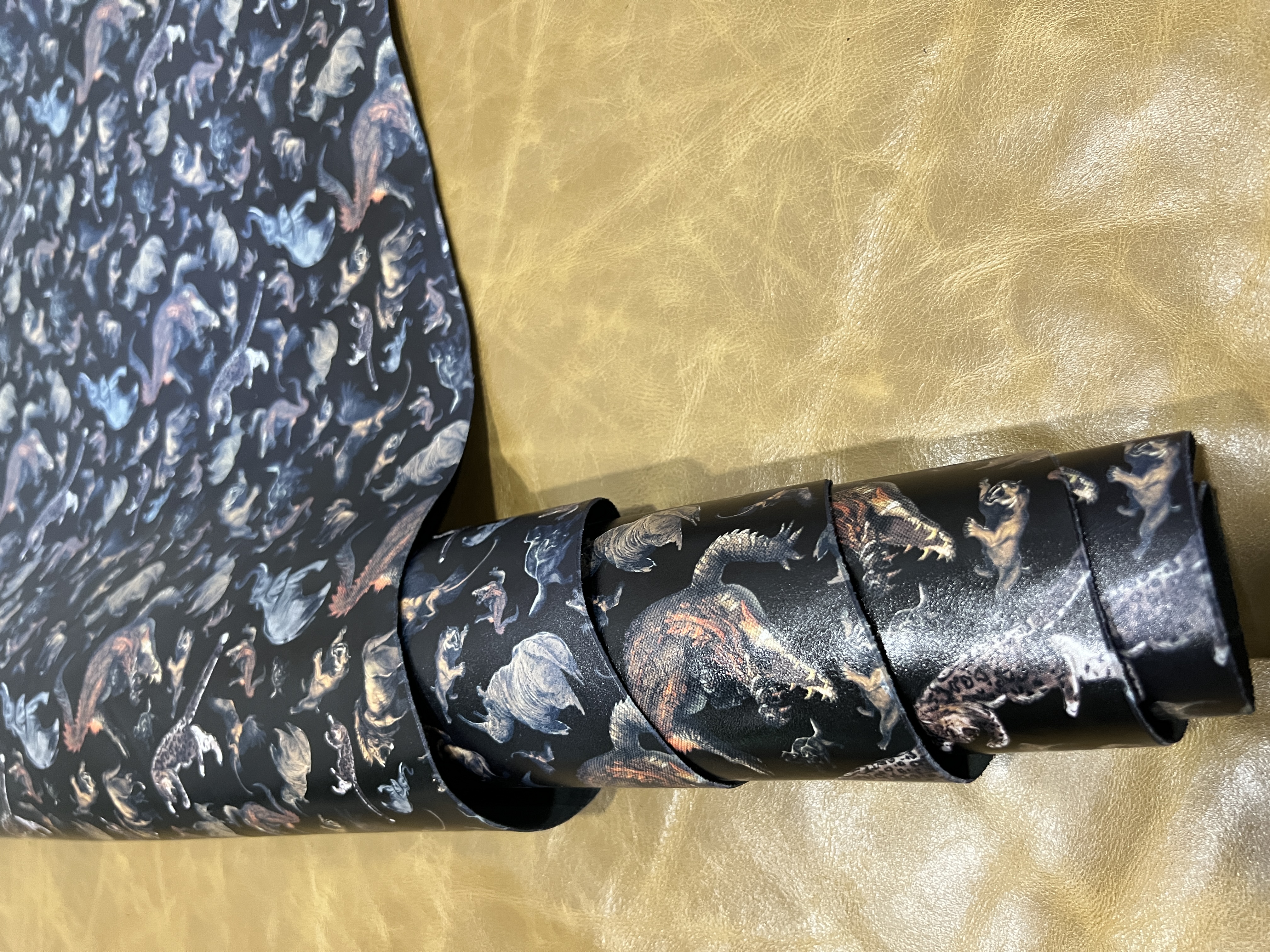 头层牛皮牛皮油蜡印花侏罗纪，手感微挺、厚1.3mm。做包做鞋都可以，