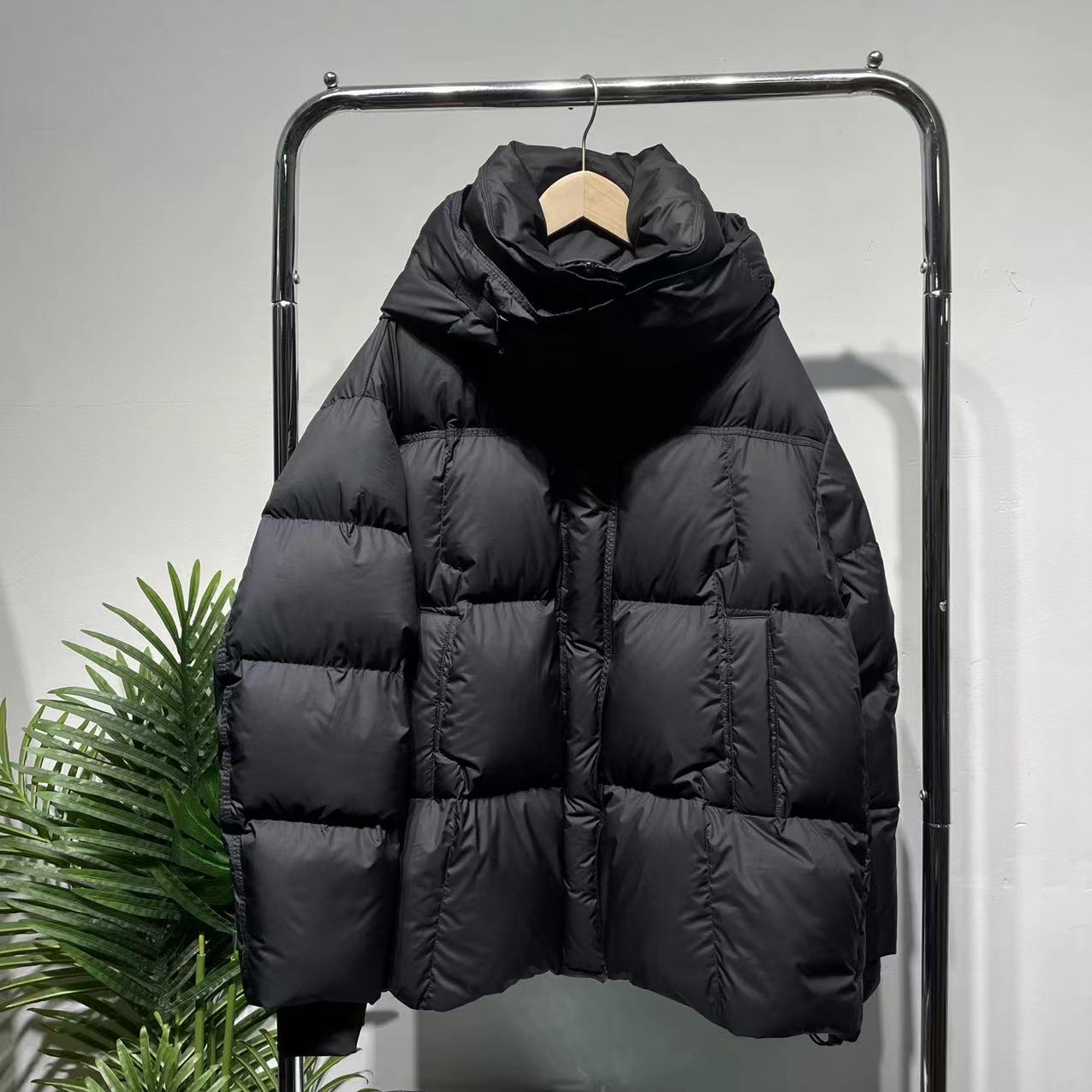 7839-黑色纯色立体口袋长款羽绒服