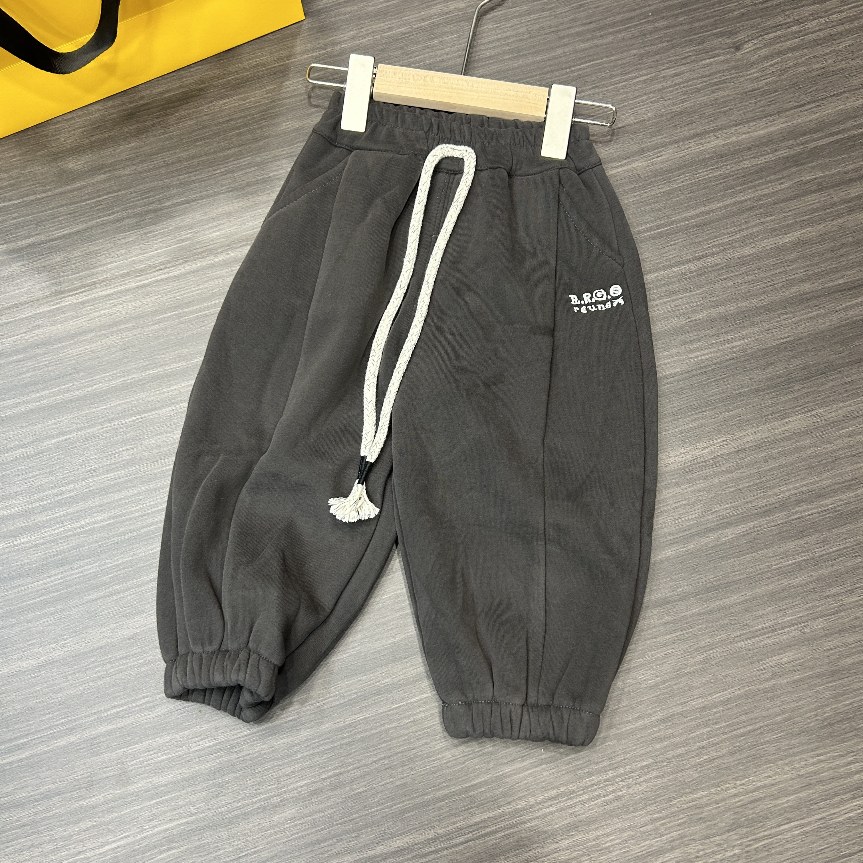 ２个色 男女童加绒裤    需拍大一个码