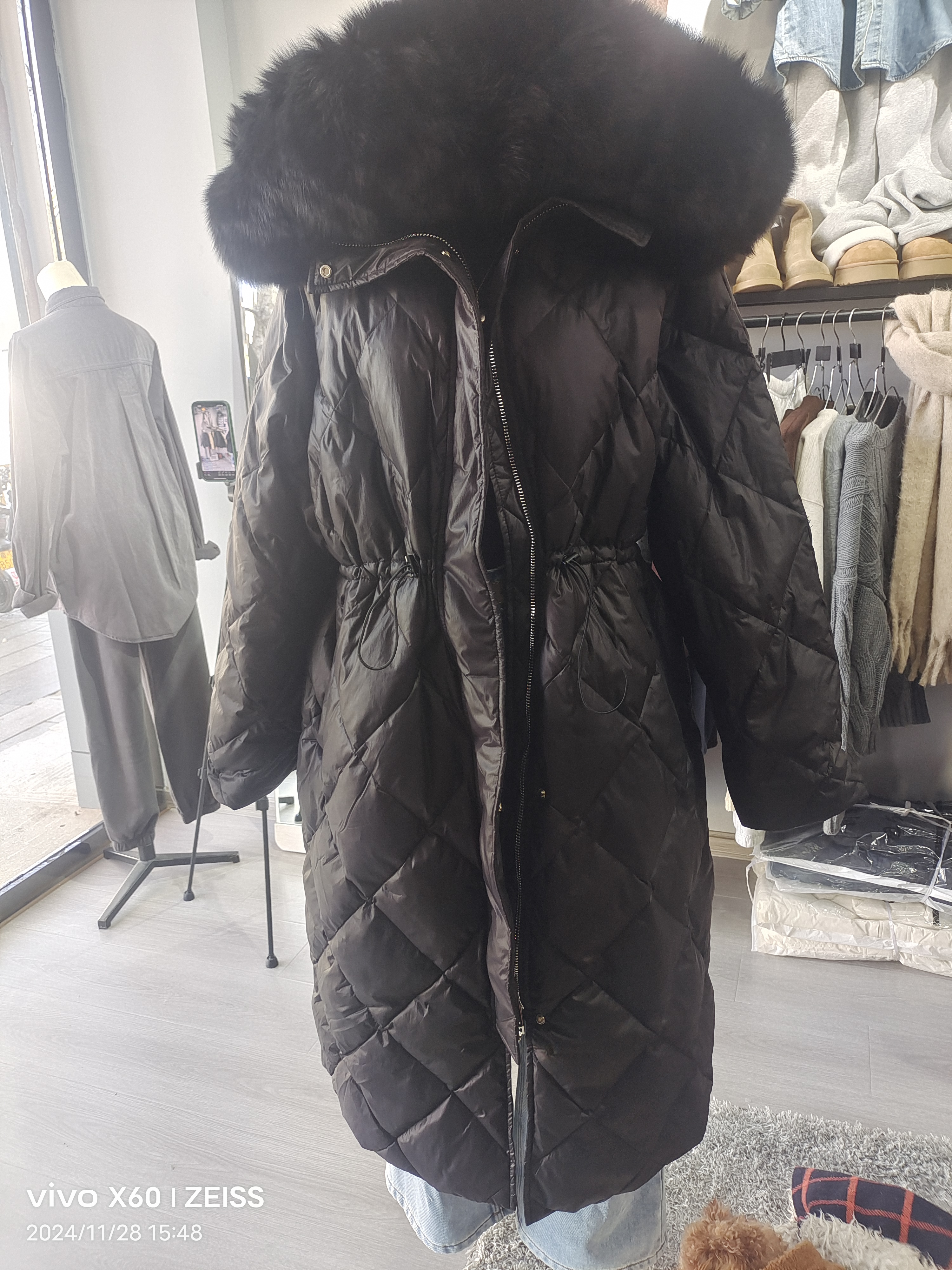 大毛领长款羽绒服女连帽收腰加厚保暖时尚外套