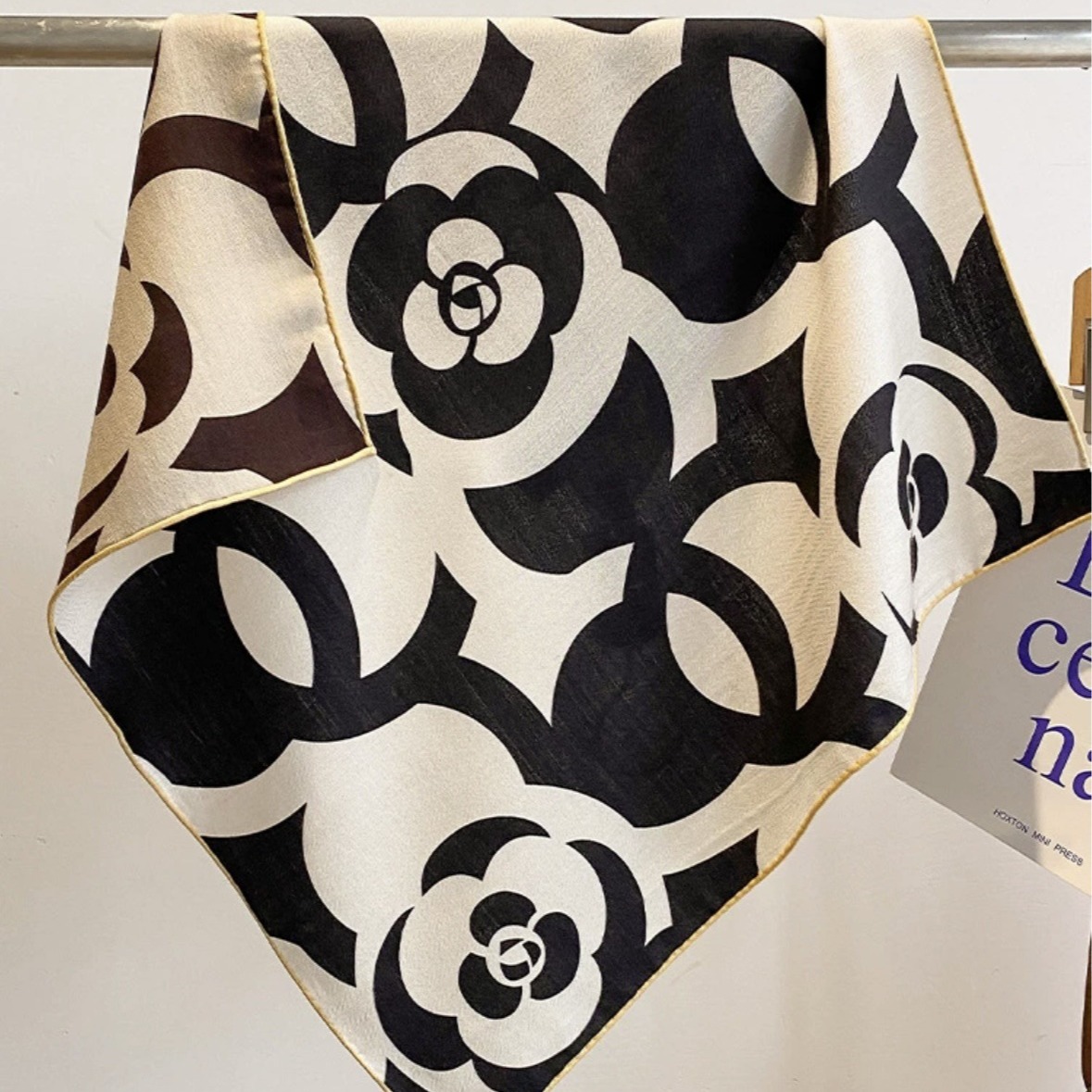 黑白经典山茶花印花方巾高档丝巾百搭真丝羊毛洋气小领巾围巾女