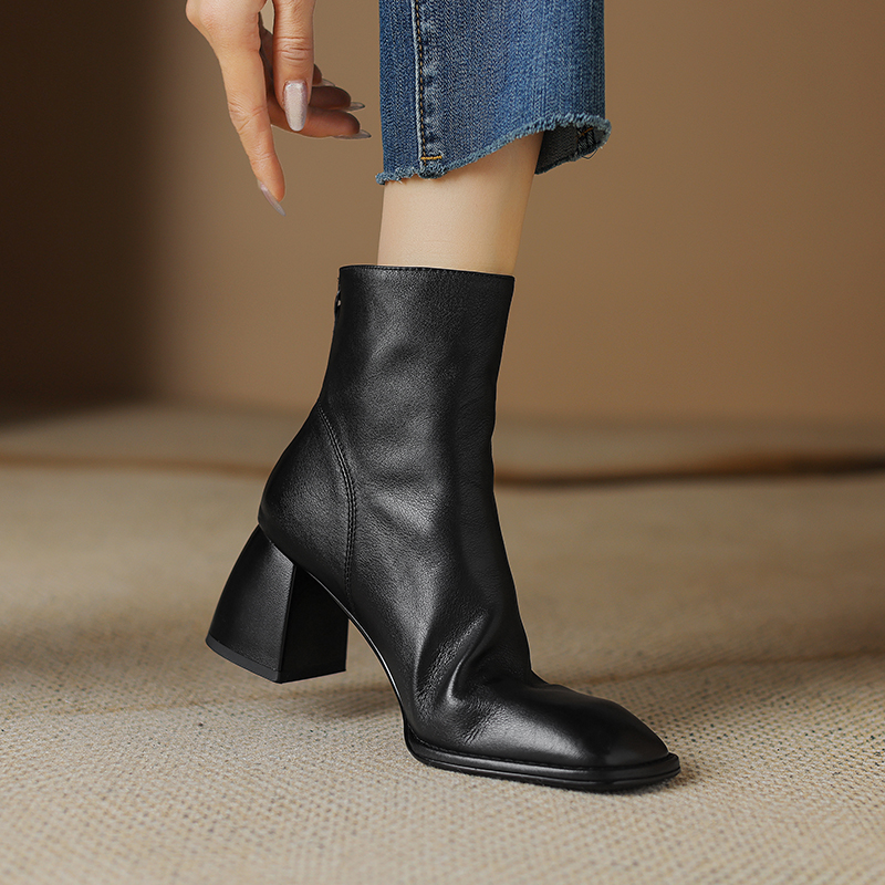 达芙妮沿荐头层小牛皮/6cm气质方头百搭黑色粗跟高跟瘦瘦靴时尚复
