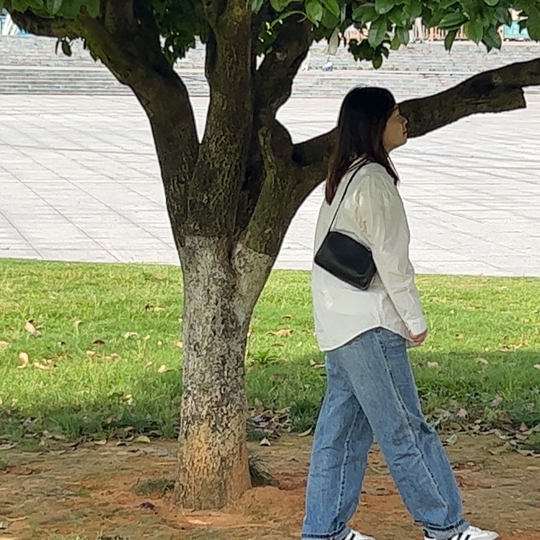 ZHOU.MO 2025新款极简百搭笔筒包 有延长肩带可手拎腋下斜挎 柔软