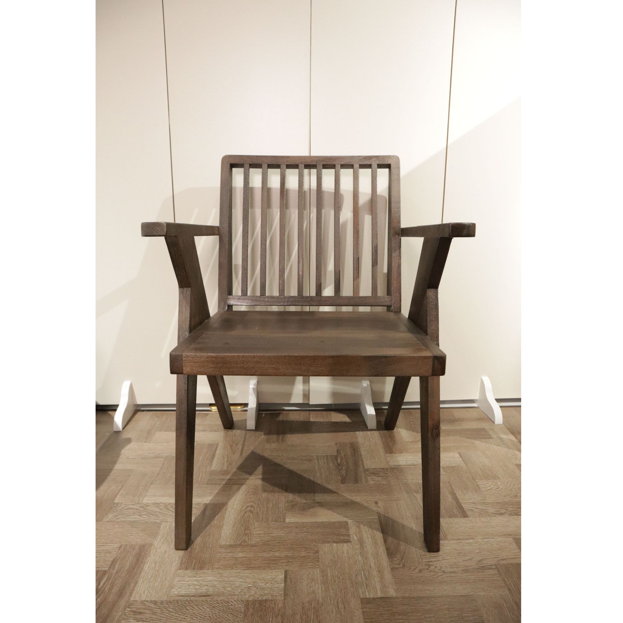 侘寂风民宿茶空间禅意美学桦木做旧昌迪加尔椅