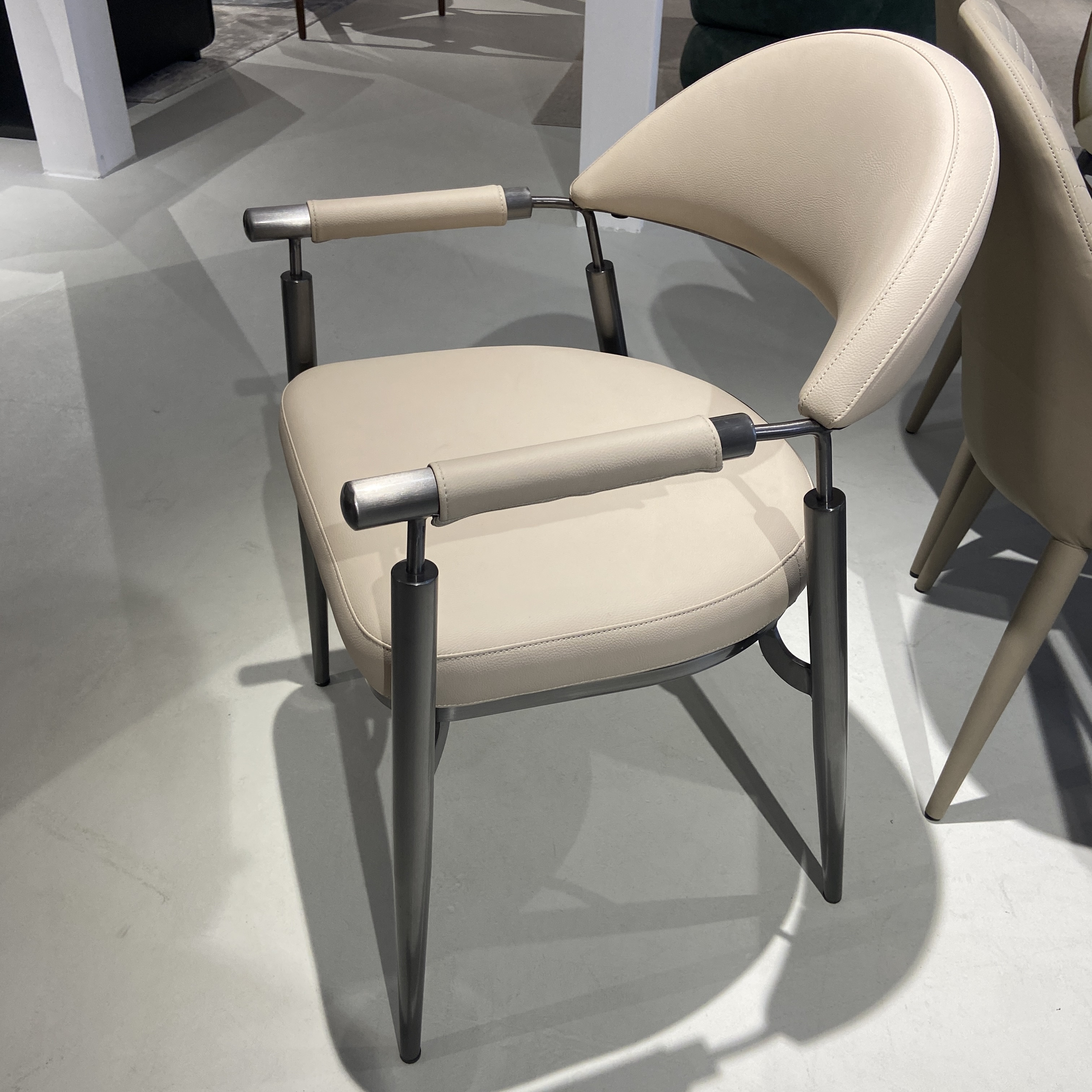 【柚苏】意式现代简约家用罗伯特钢架餐椅靠背椅