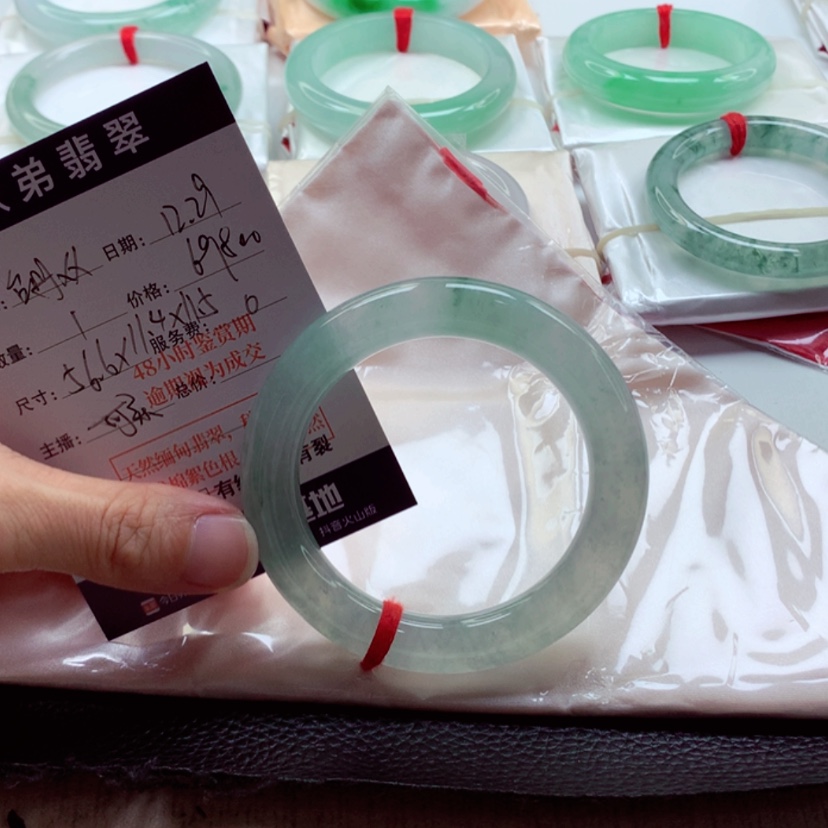 【闪购商品】翡翠手镯（圆镯）未镶嵌台**爷