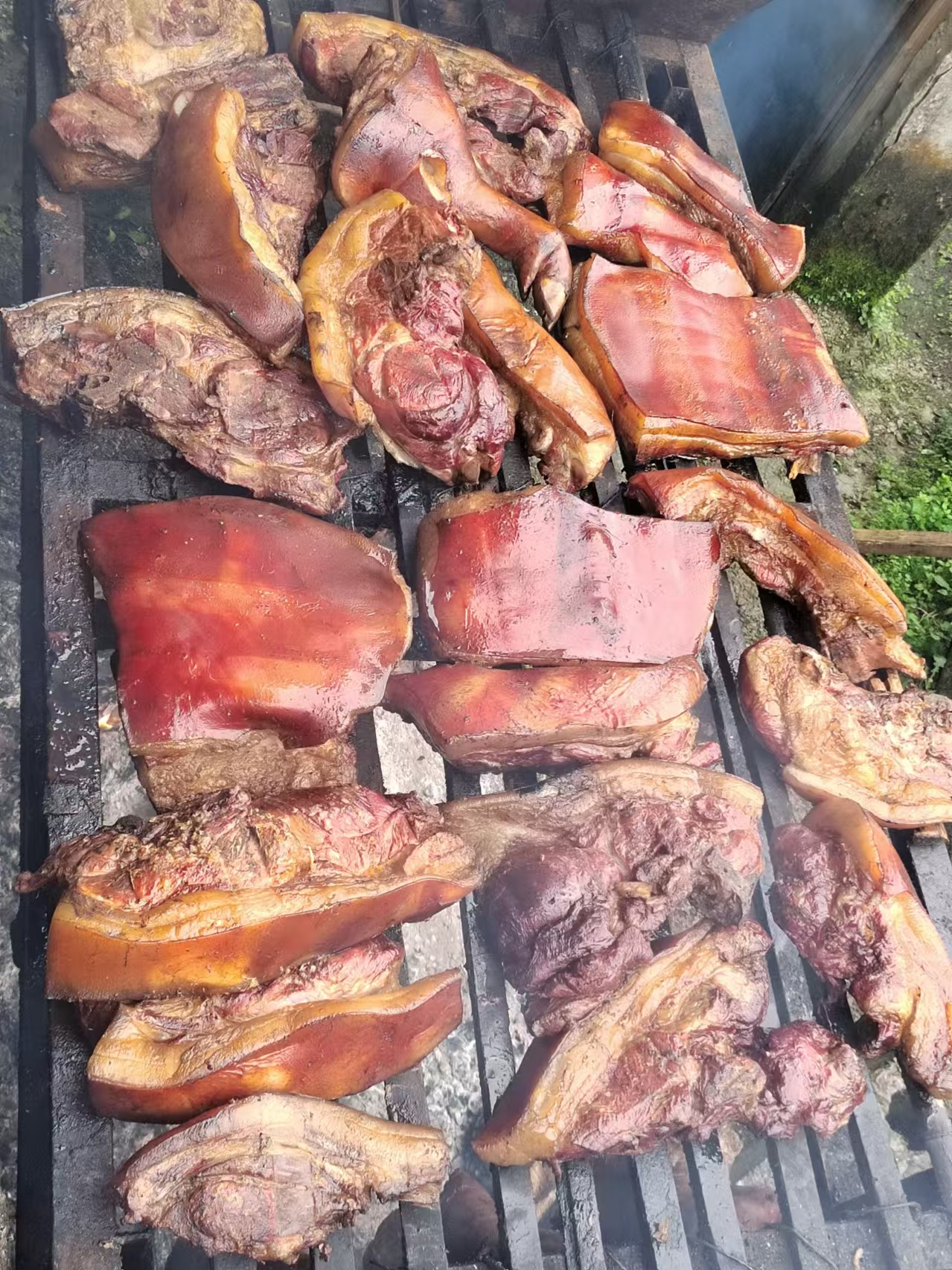 云南镇雄粮食土猪烟熏腊肉1~15斤现场称重