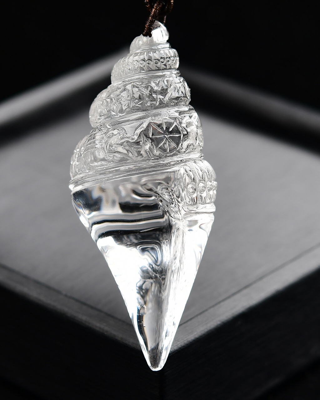 天然白水晶法螺吊坠，法螺代表佛语之功德，尺寸 56.6*25*24mm  