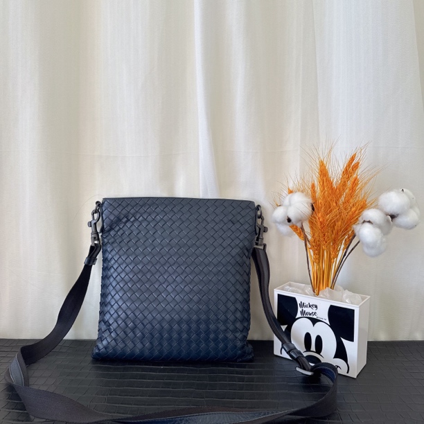 95新 BOTTEGA VENETA/葆蝶家 编织斜挎包，尺寸 32x5x35 