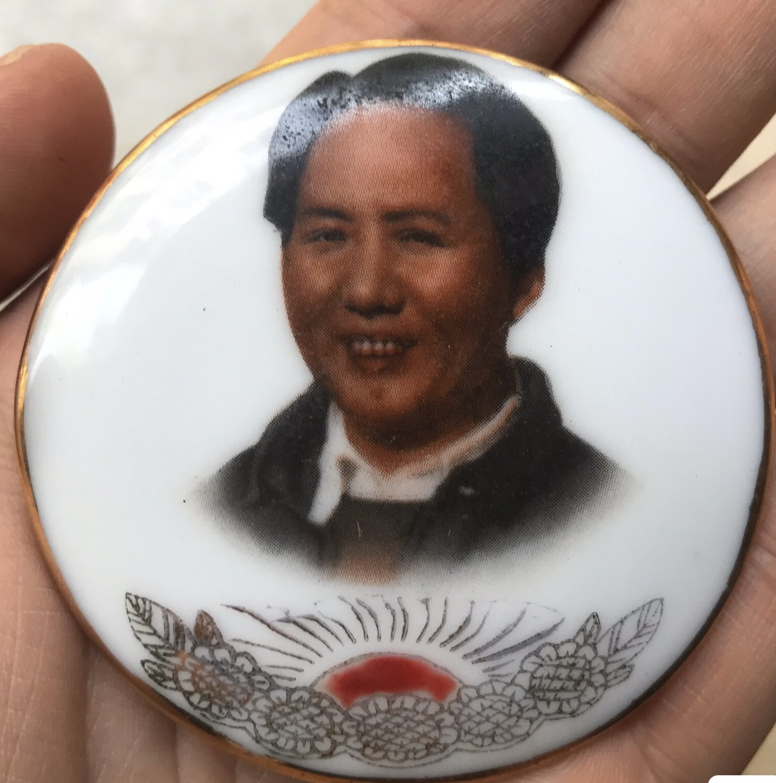 非法定货币6.25公分手绘红太阳向日葵金边像章瓷章