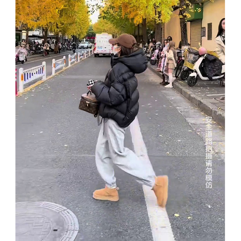 黑色龟背连帽羽绒服女短款2024冬季新款泡芙加厚高级感白鸭绒外套