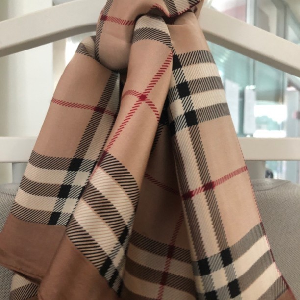 沉默 裳英伦方格丝巾（70*70）