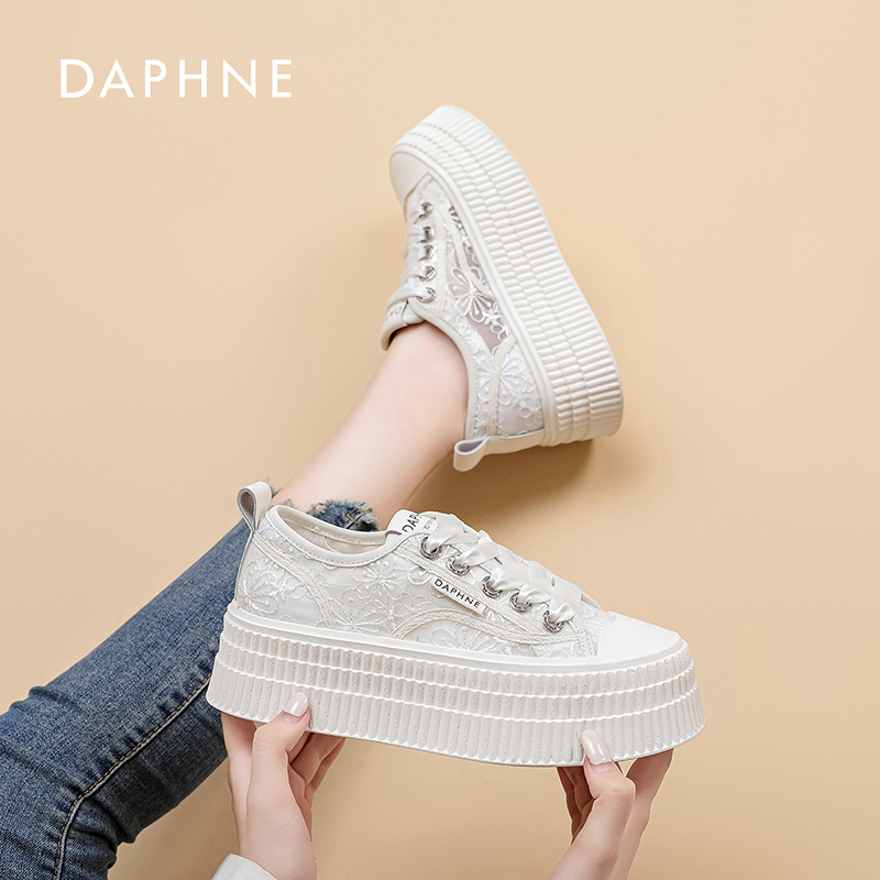 达芙妮厚底帆布小白鞋女2026秋冬季蕾丝网面休闲百搭透气饼干鞋