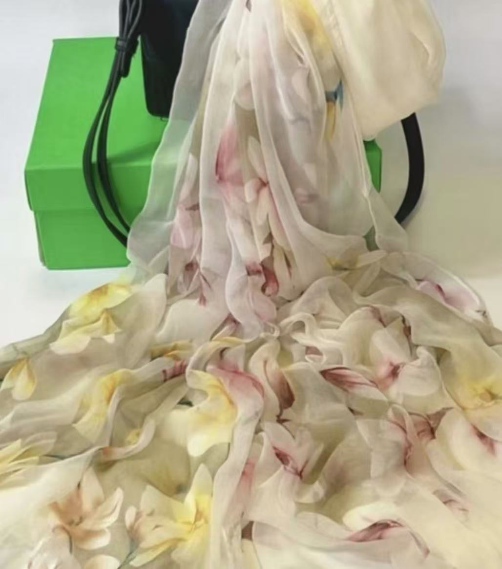 云纹纱加大版旅游拍照女士百搭洋气高档丝巾白色玉兰花