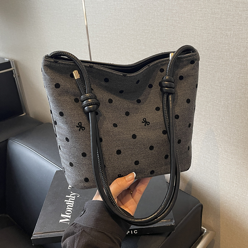 艾米兔女包2025新款简约时尚潮流百搭质感水桶包小众单肩斜挎包