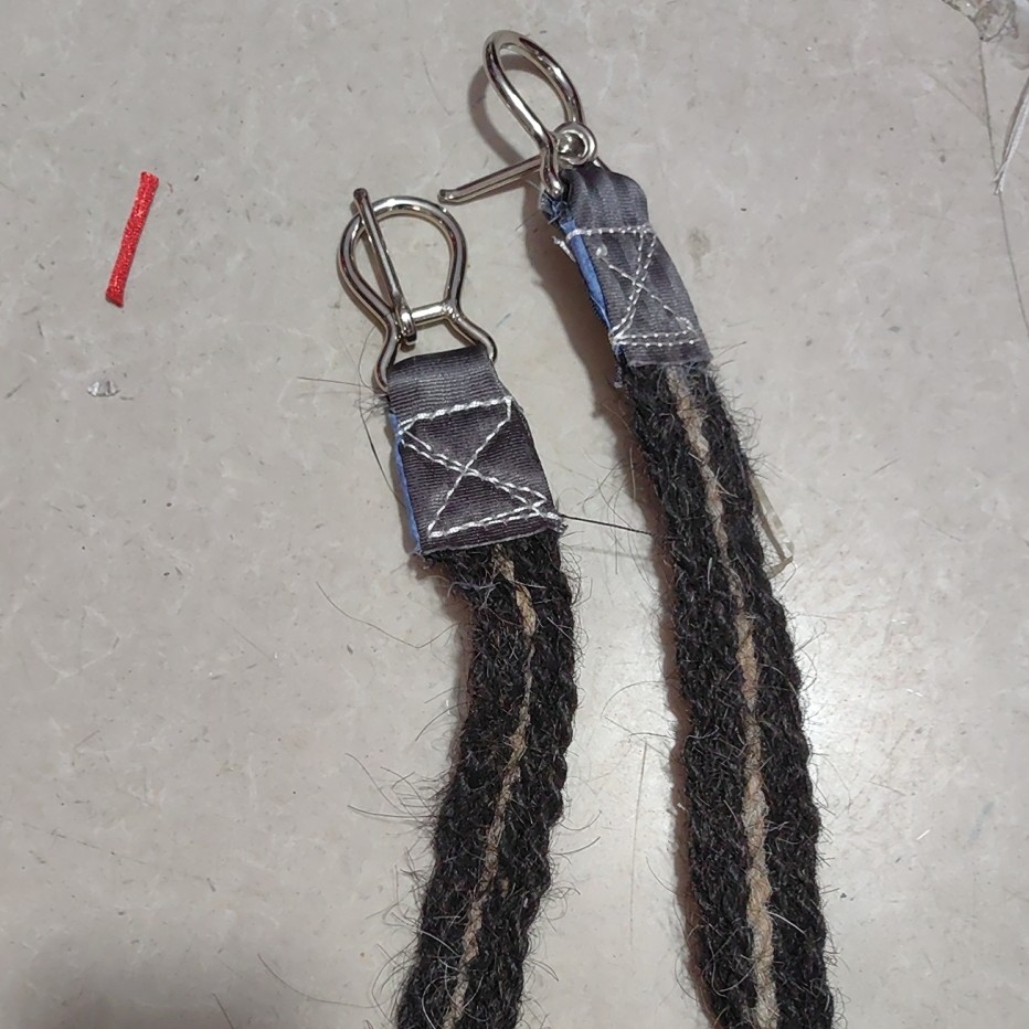 马鬃肚带。马具配件