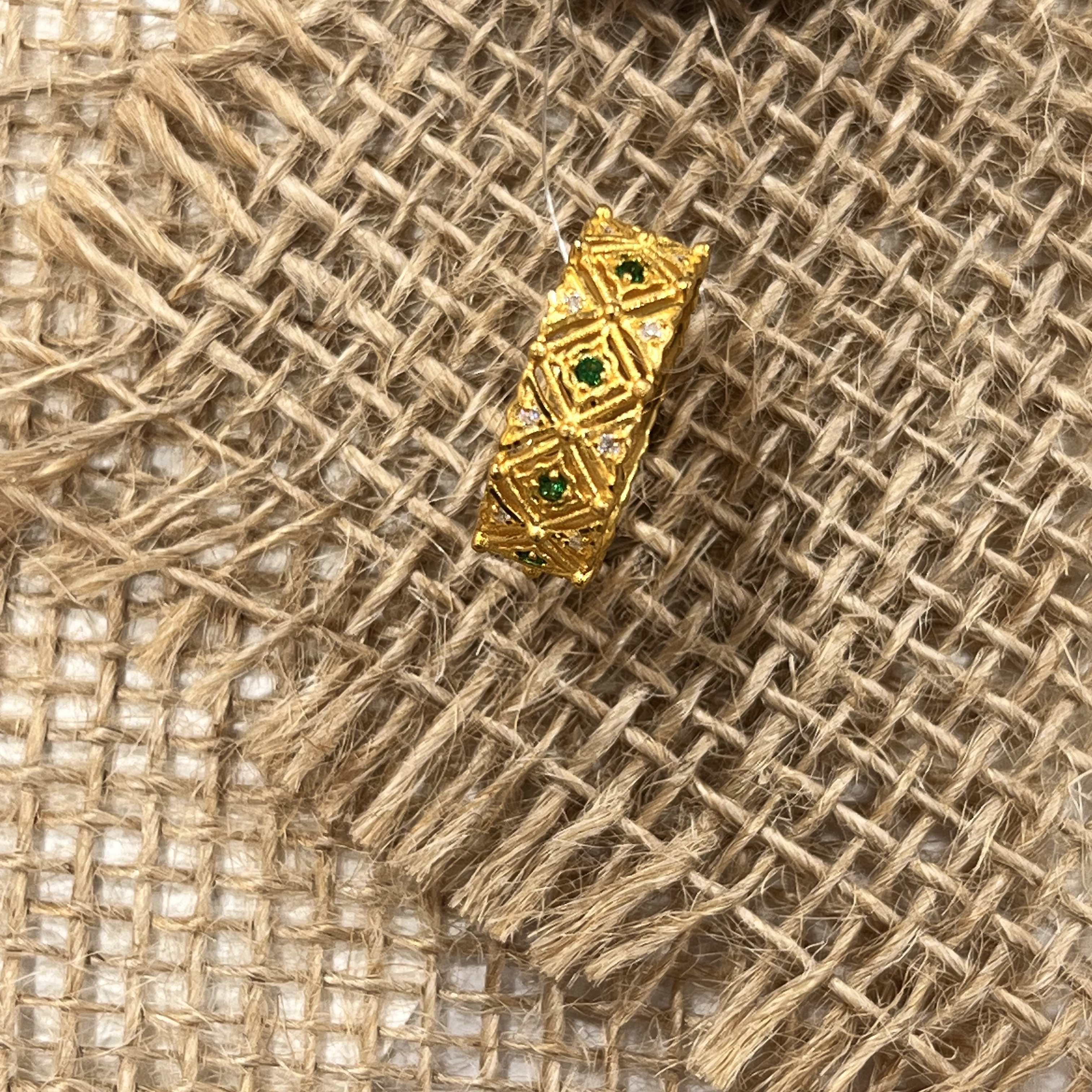 足金镶嵌绿宝石戒指