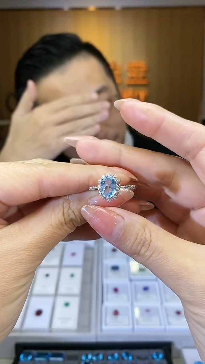 【闪购商品】海蓝宝石戒圈18K金镶嵌圣玛利亚海蓝宝戒指