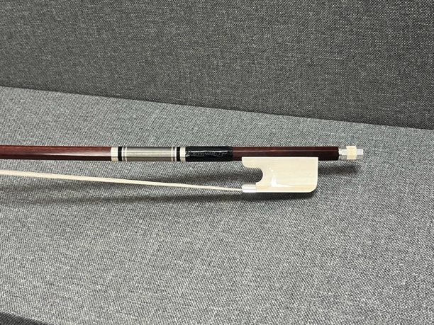 凡乐琴弓巴西苏木演奏级别大提琴弓猛犸银尾库。                 