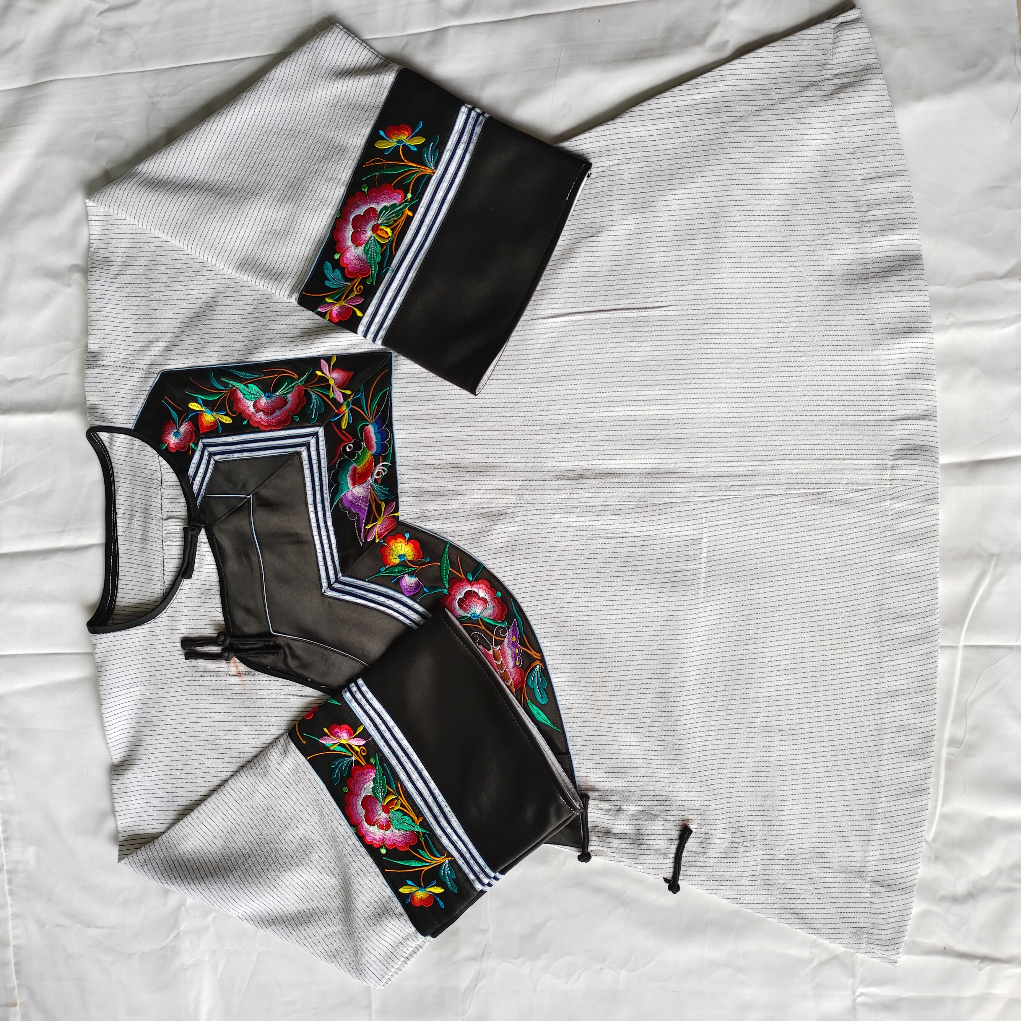 新衣裳民族服装刺绣经典连袖黑白条百搭上衣