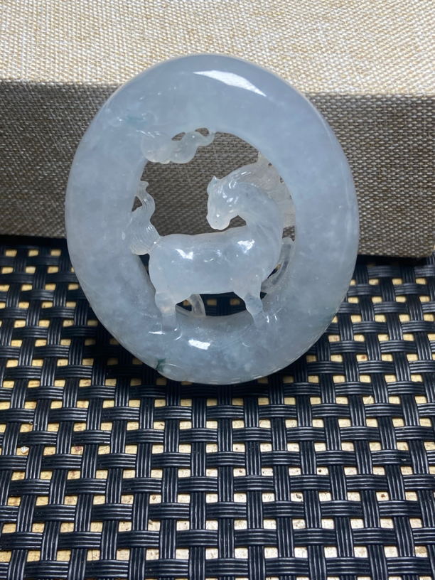 天然翡翠高冰起荧光。马到功成。挂件。