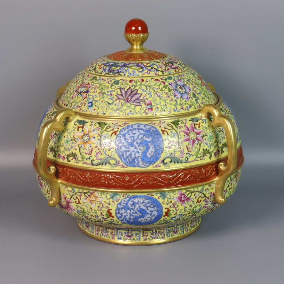 黄地缠枝花卉团龙纹大盖盒