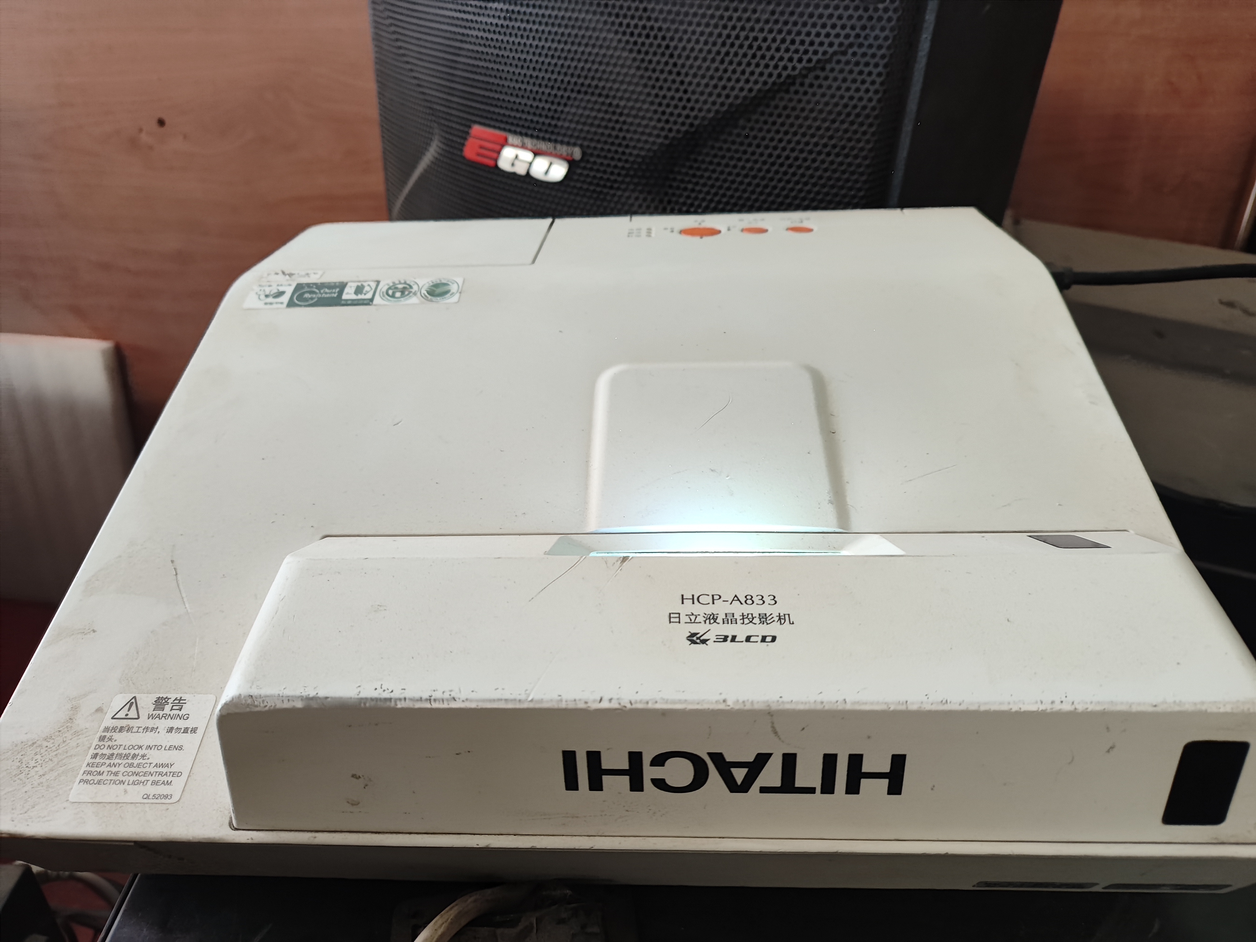 日立超短焦反射式投影仪，底部有一个腿粘过胶。效果亮度高。