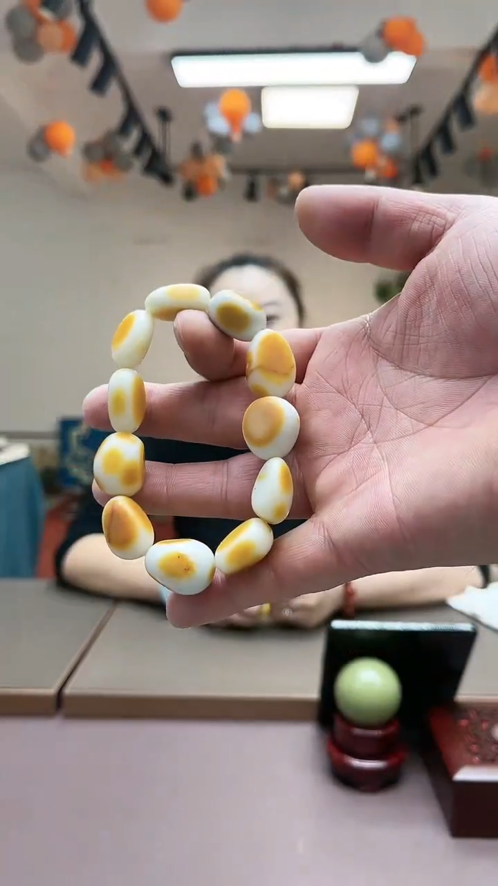 【闪购商品】和田玉手串未镶嵌半皮半肉手串~随机之一