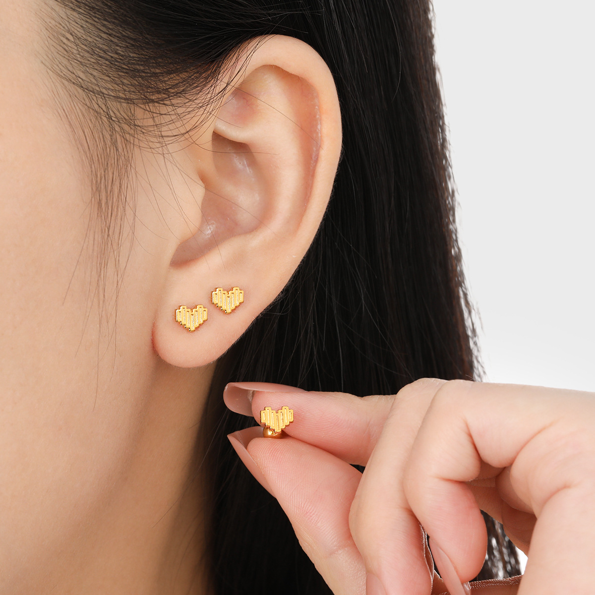 钛钢耳饰 条纹小众爱心耳钉轻奢耳骨钉时尚个性心形气质钛钢耳饰