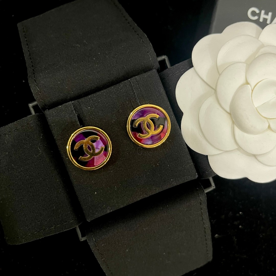 全新未使用 Chanel/香奈儿 紫色圆形纽扣 亚克力花纹双C耳钉S5029