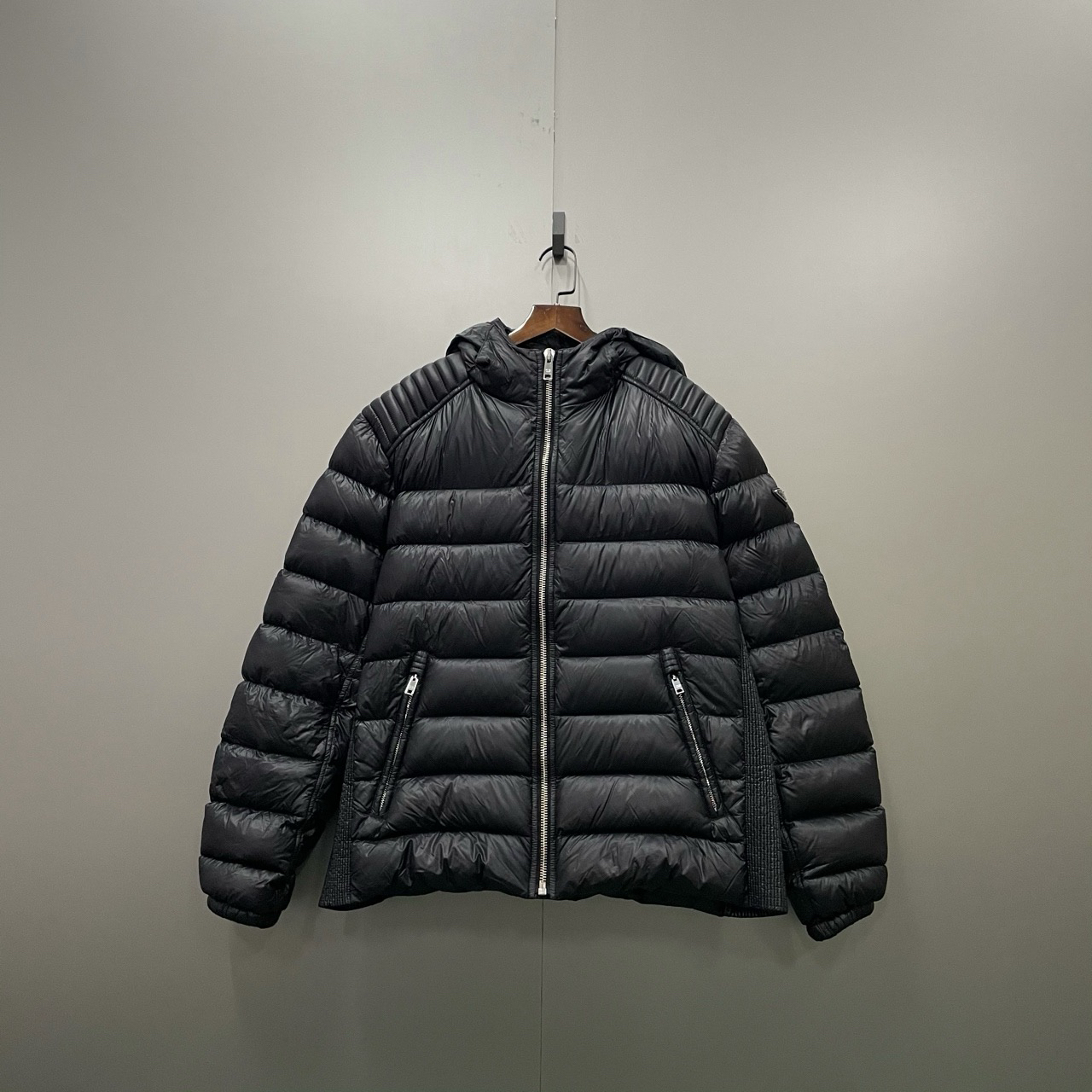 PRADA 普拉达 黑色三角标羽绒服 58码/95新/公价25800/无配件