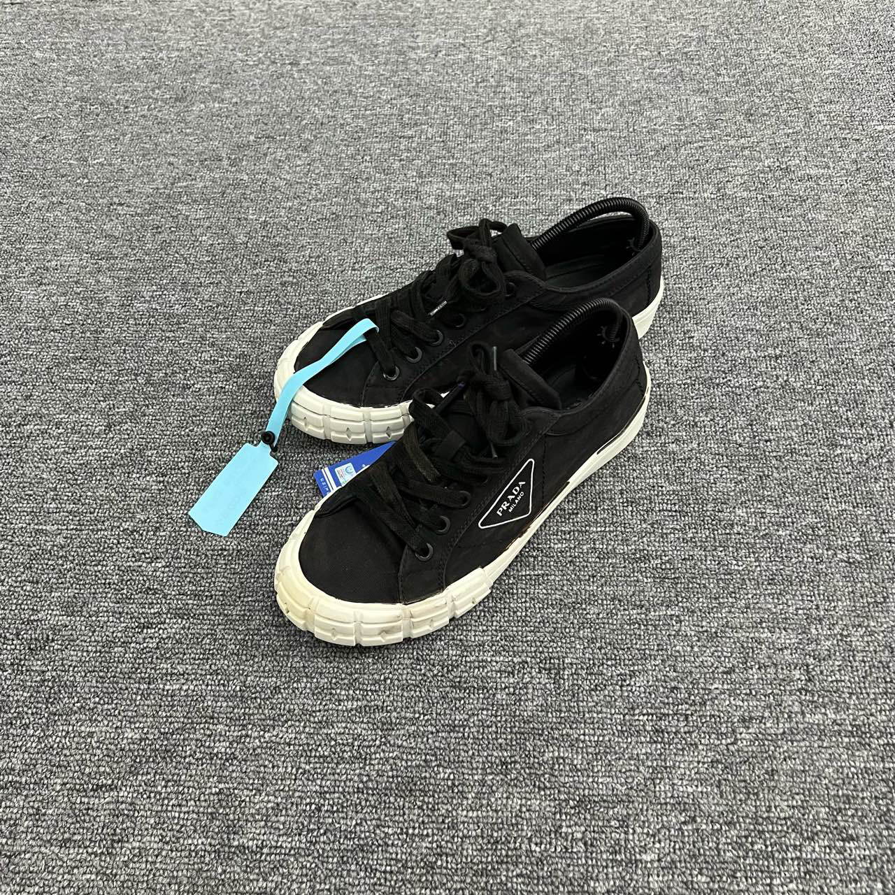 鞋头染色PRADA 普拉达 黑色三角标印花帆布板鞋 42码/9新/公价72