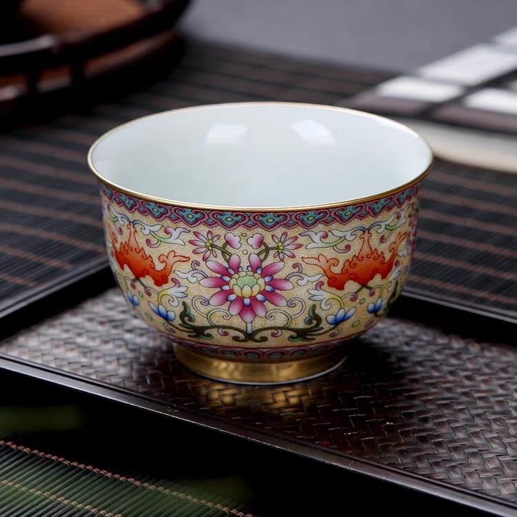 景德镇珐琅彩缠枝莲儒士杯